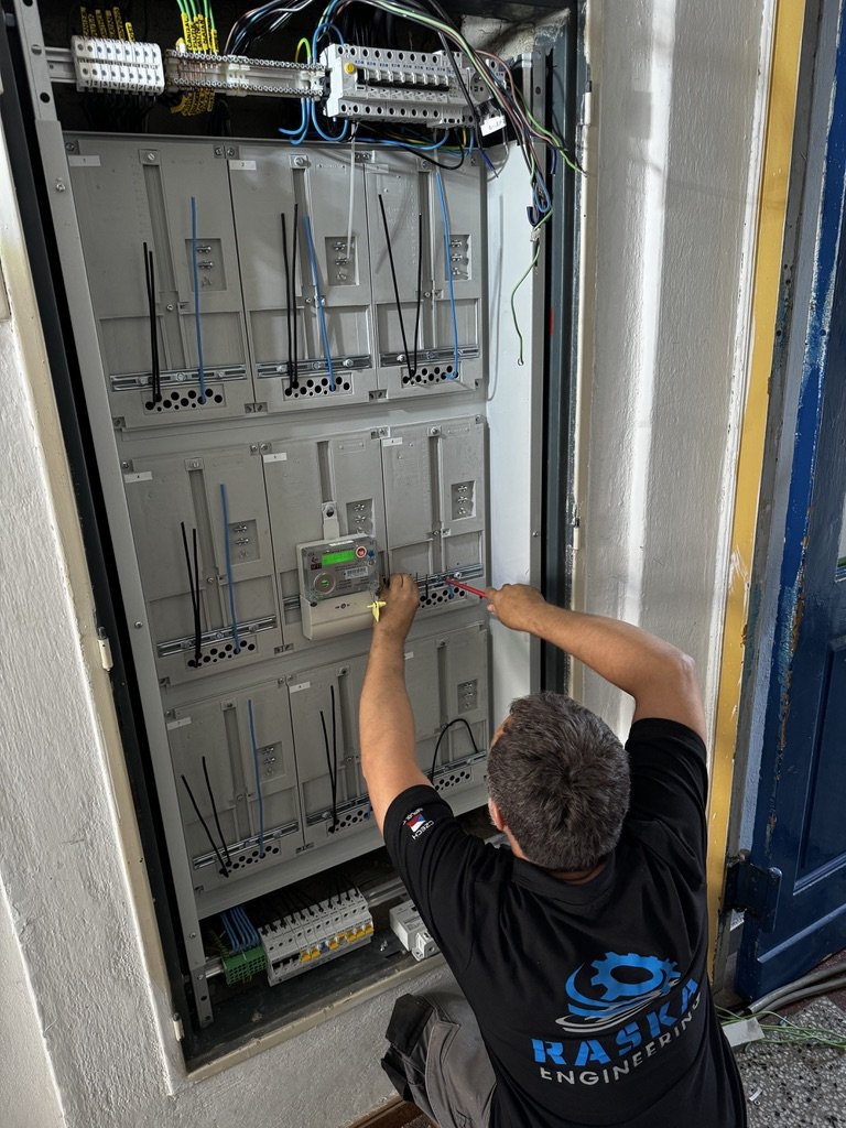 Technik Raška engineering při zapojování elektroměrového rozvaděče