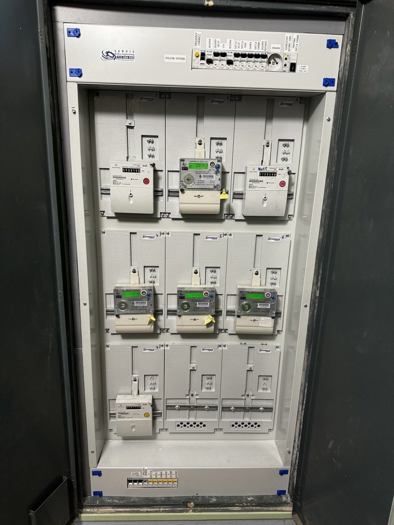 Rozvaděč s elektroměry ve společných prostorách bytového domu