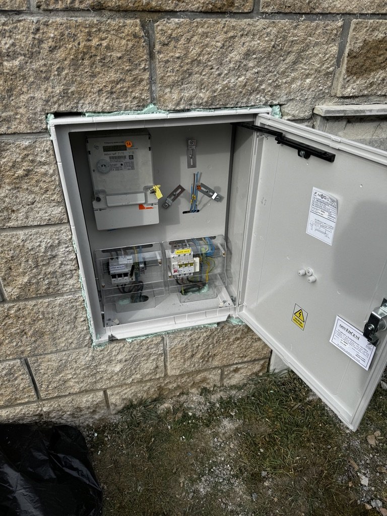 Nově zapojený venkovní elektroměrový rozvaděč zapuštěný ve zdi