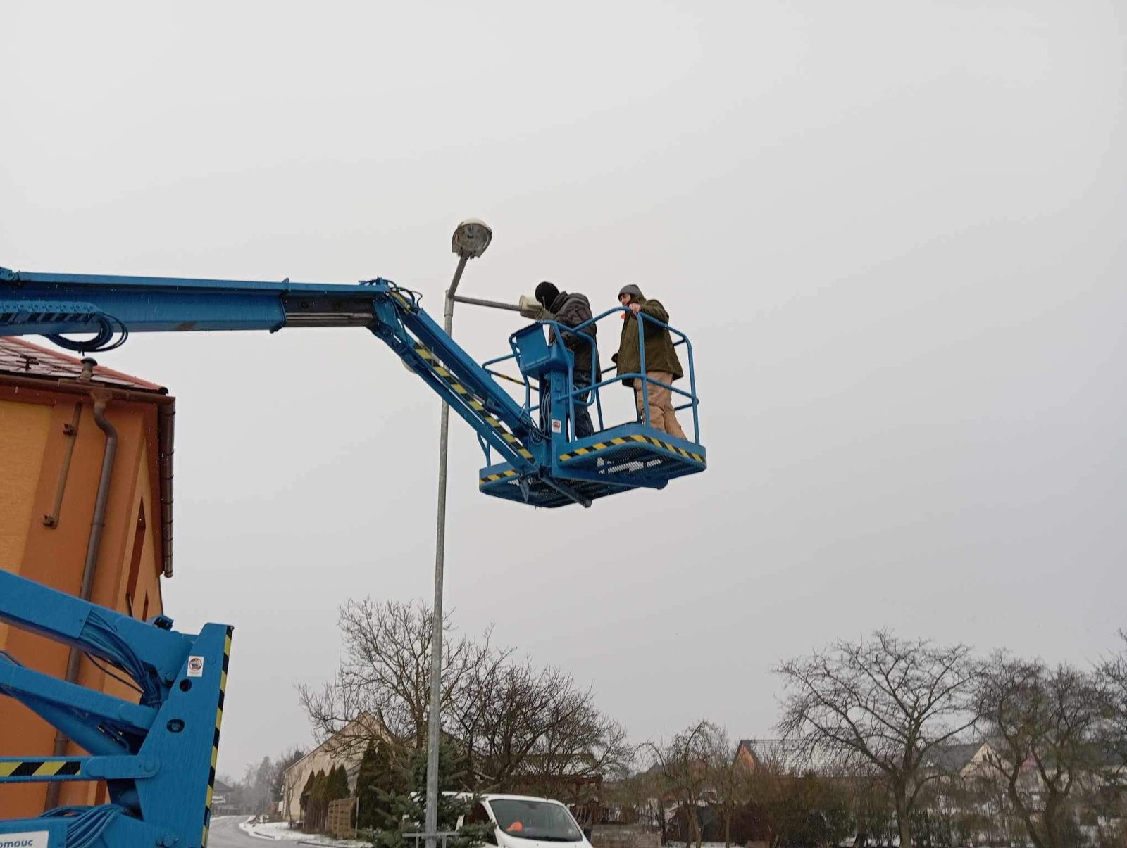 Technici Raška engineering při montáži veřejného osvětlení z pracovní plošiny