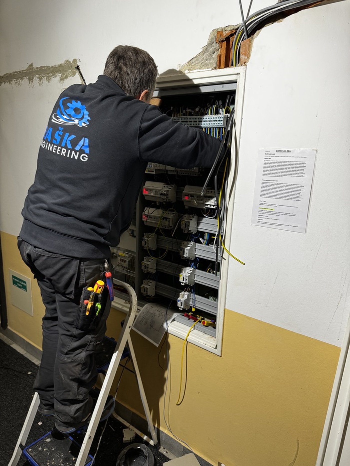 Technik Raška engineering při montáži elektrického rozvaděče