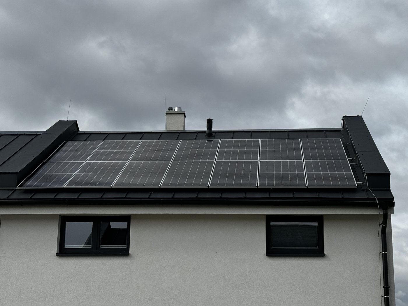 Nainstalované fotovoltaické panely na střeše rodinného domu