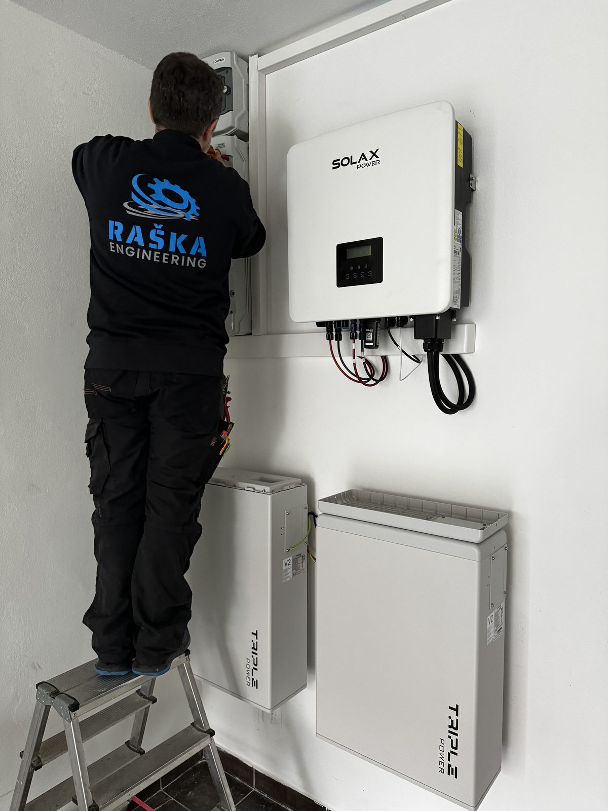Raška engineering technician installing a SolaX inverter and battery storage