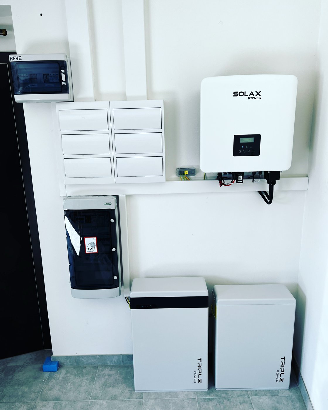 Instalace měniče Solax a bateriových úložišť fotovoltaického systému