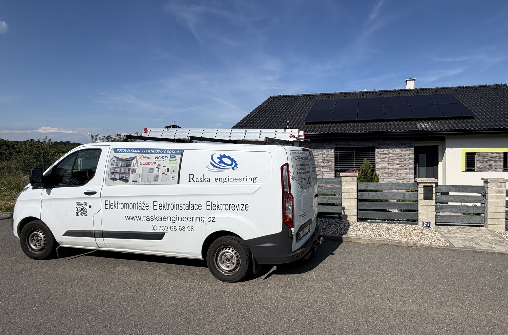 Firemní dodávka Raška engineering s.r.o. s brandingem u&nbsp;domu s instalovanou fotovoltaikou