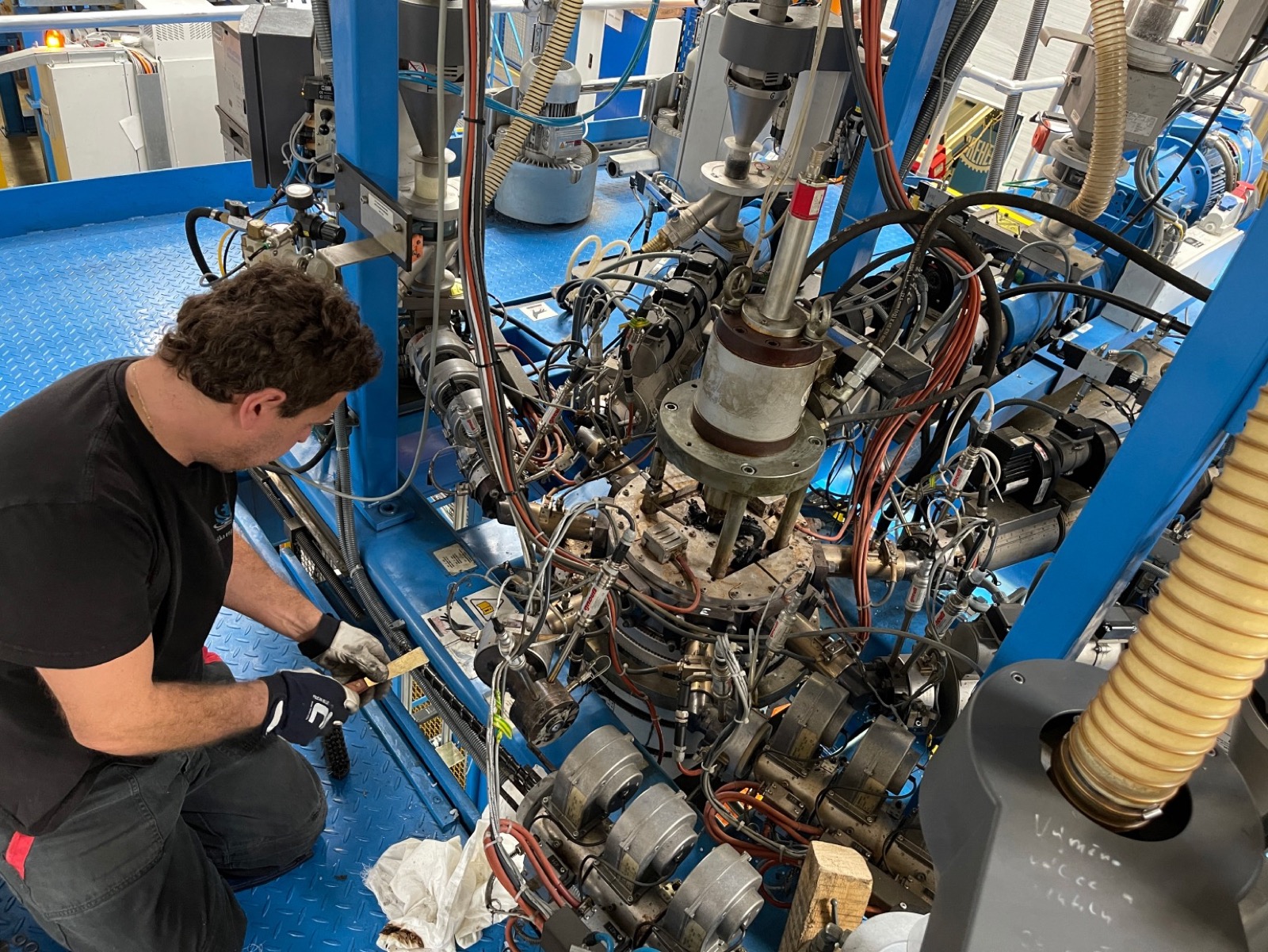Technik Raška engineering při servisu výrobní technologie ve výrobní hale